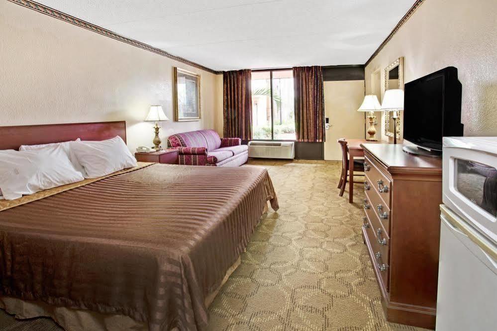 Days Inn & Suites By Wyndham Orlando Airport Exterior foto